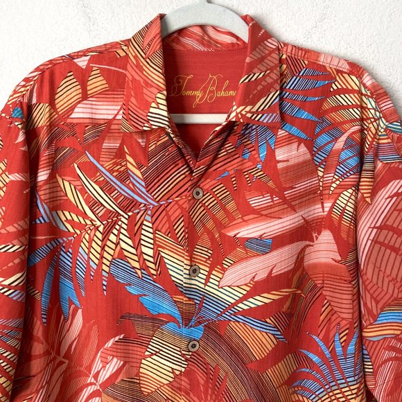 Tommy Bahama 100% Silk Tropical Print Hawaiian Button Down Shirt - Picture 2 of 12